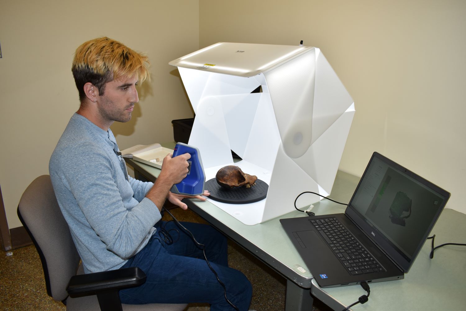 Jack scanning primate sample using a 3D scanner